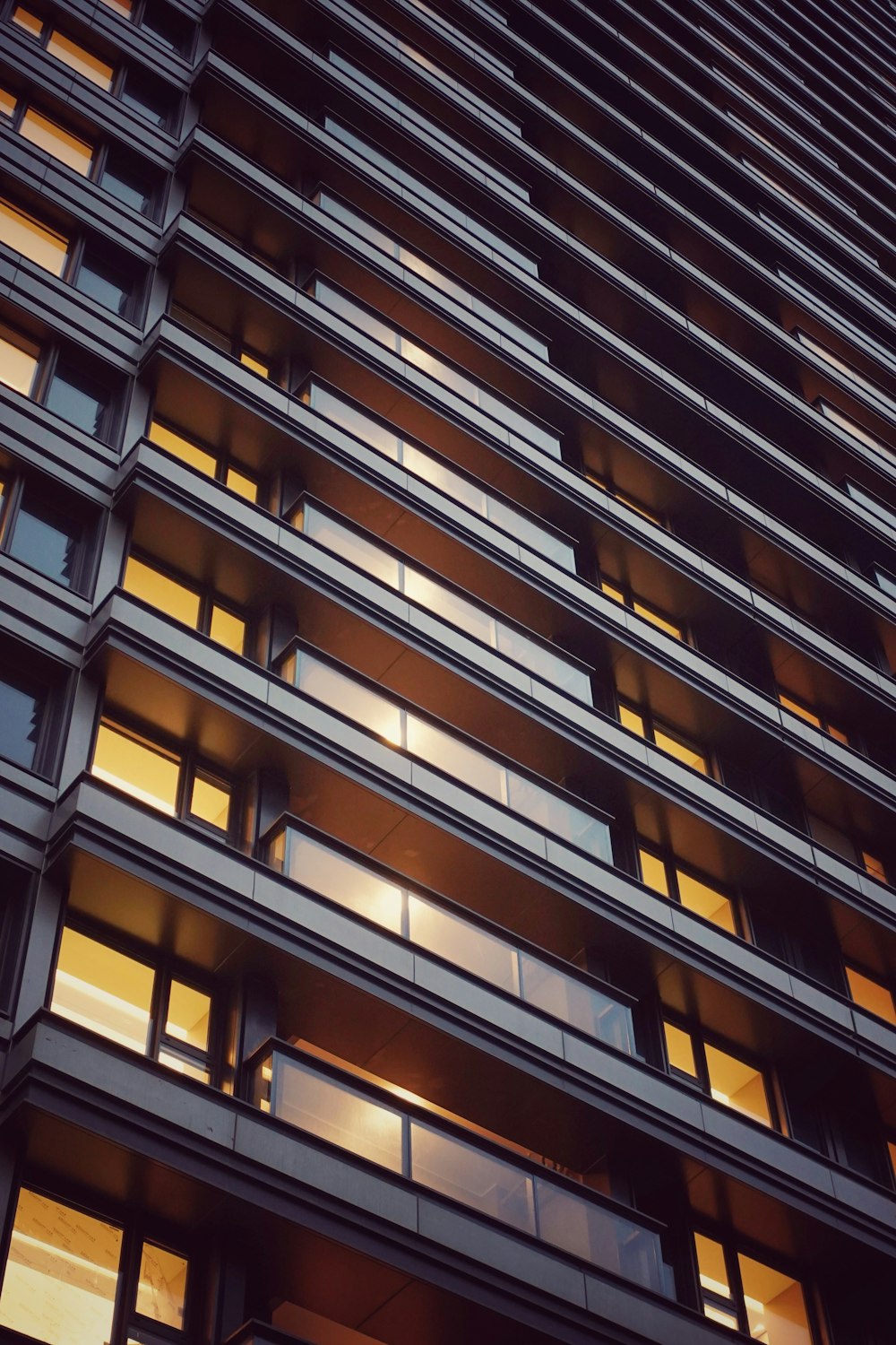 Un edificio muy alto con muchas ventanas