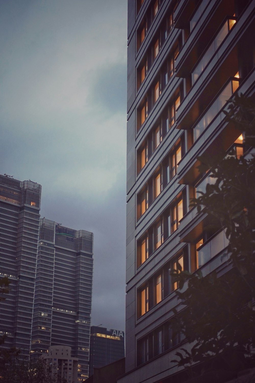 um edifício muito alto com muitas janelas