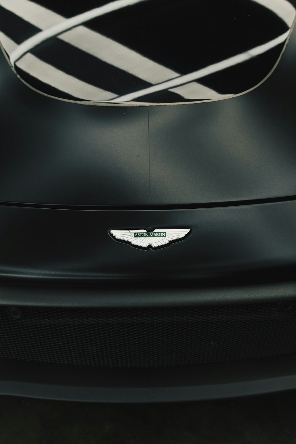 Un emblème Bentley à l'avant d'une voiture blanche photo – Photo Logo  Gratuite sur Unsplash