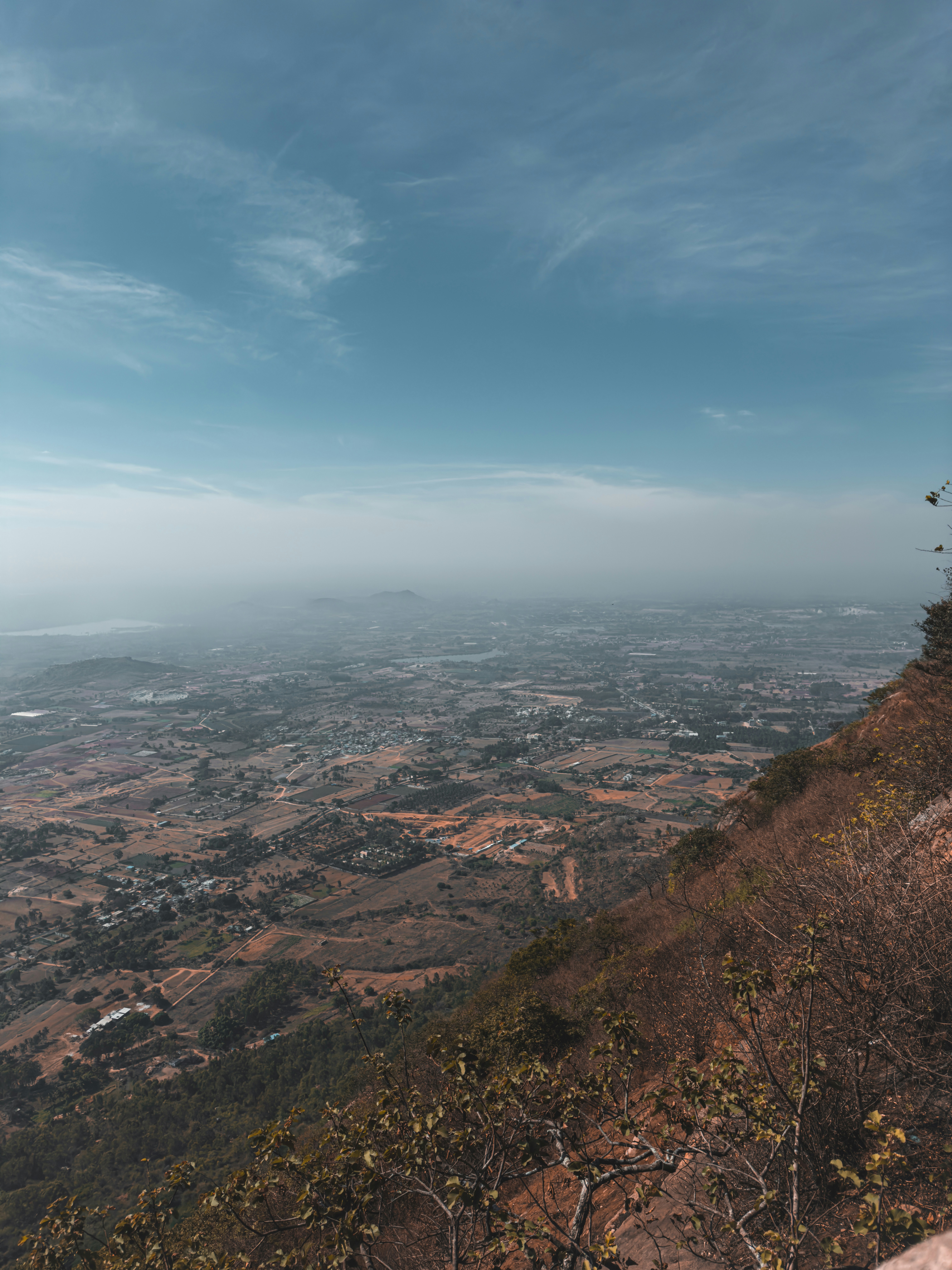une personne assise sur une colline surplombant une vallée