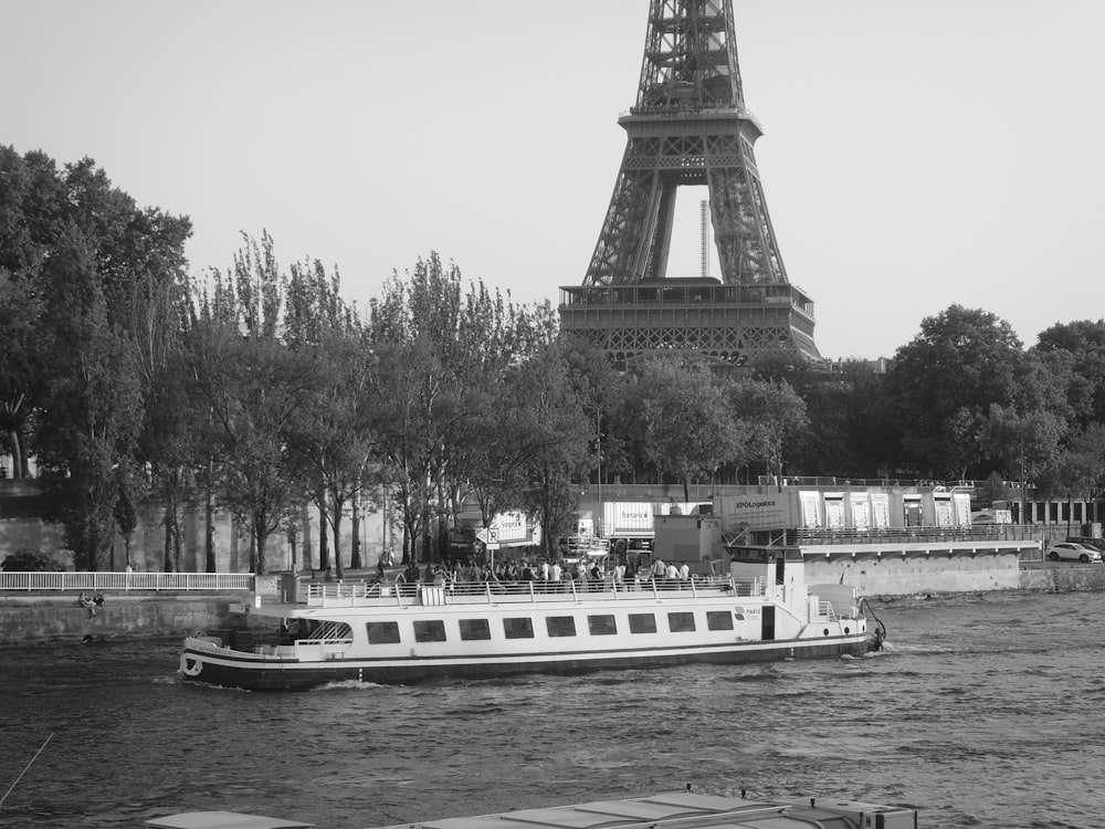 Ein Boot, das einen Fluss hinunterfährt, vorbei am Eiffelturm
