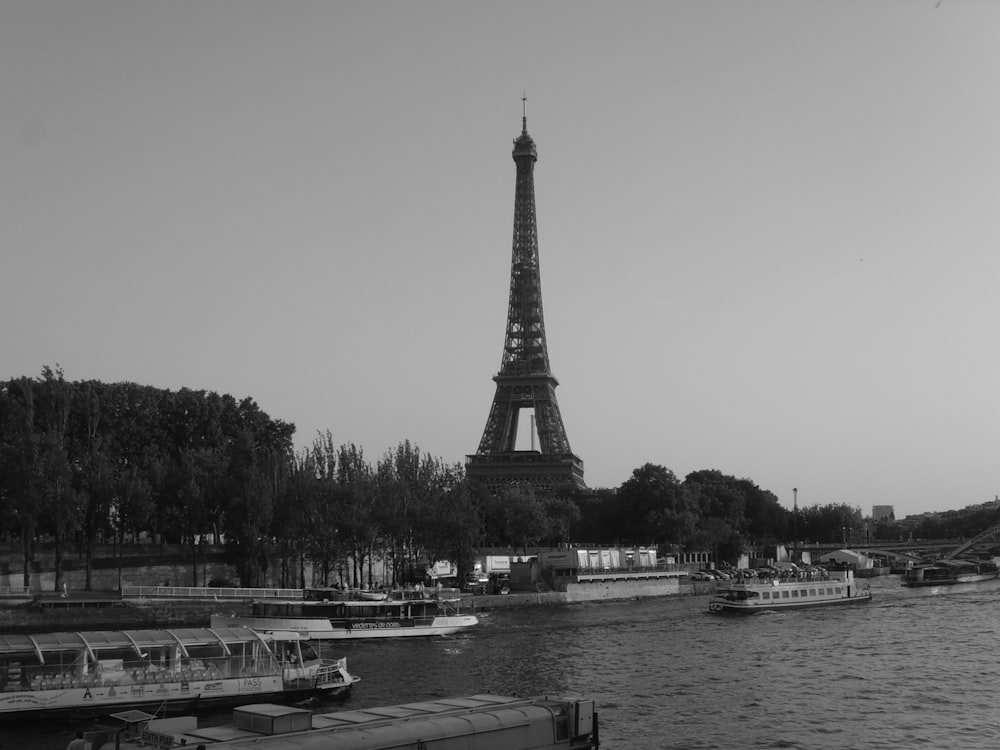 Ein Schwarz-Weiß-Foto des Eiffelturms
