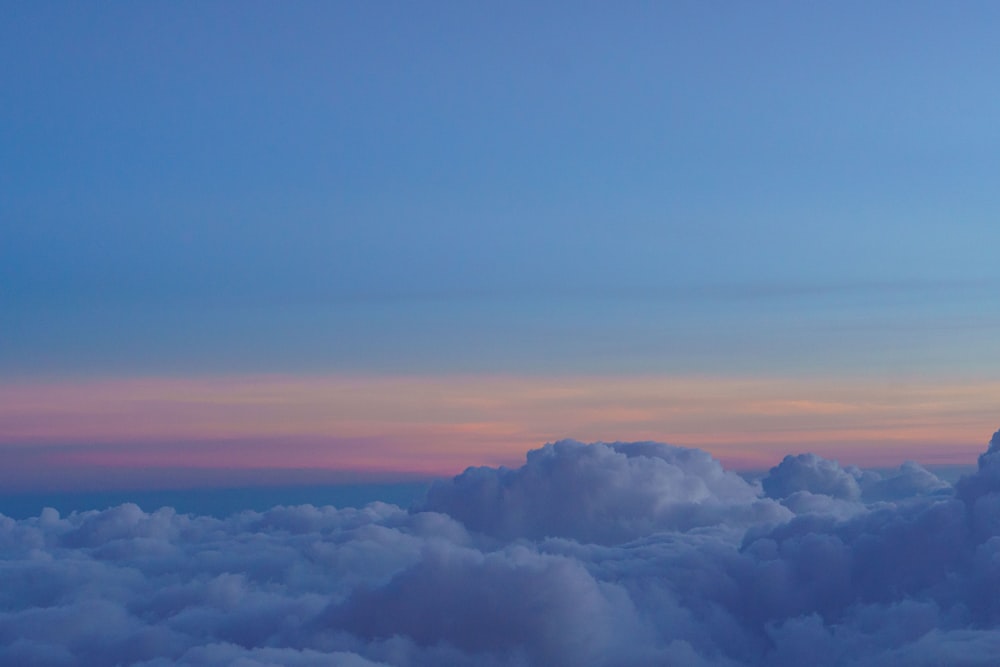 Una vista del cielo y las nubes desde un avión