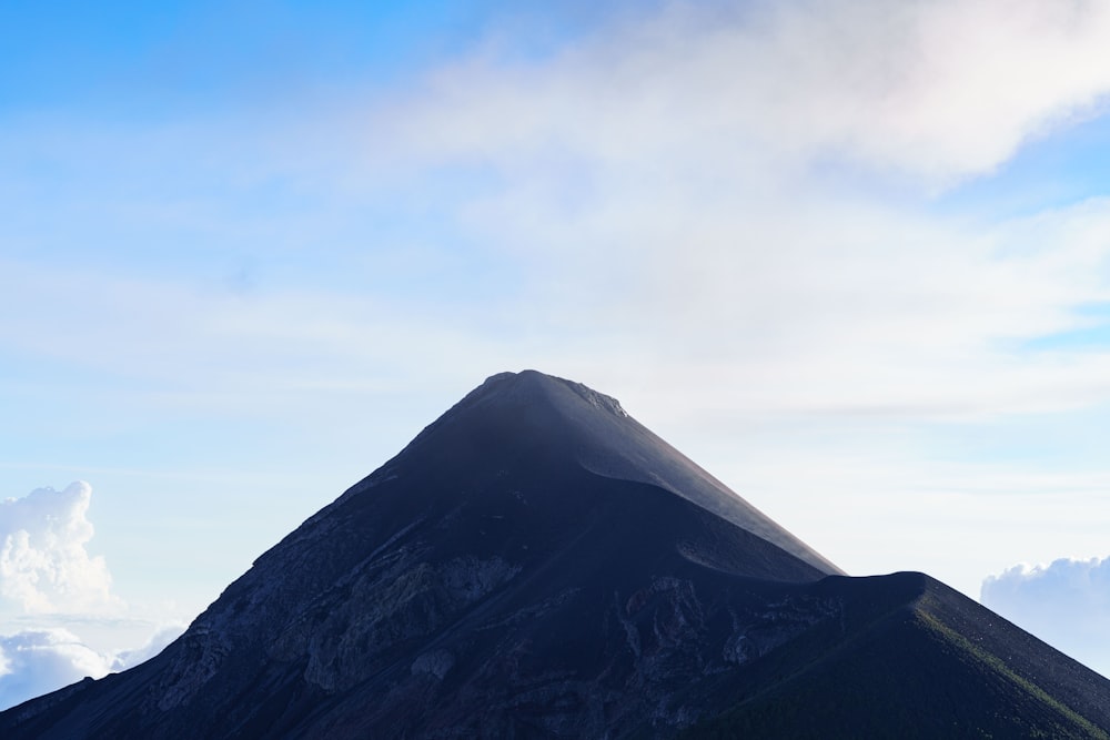 une grande montagne avec un très haut sommet