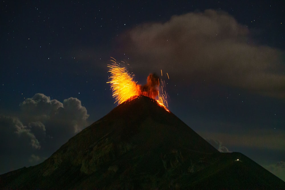 Ein Vulkan mit viel Lava, der ausspuckt