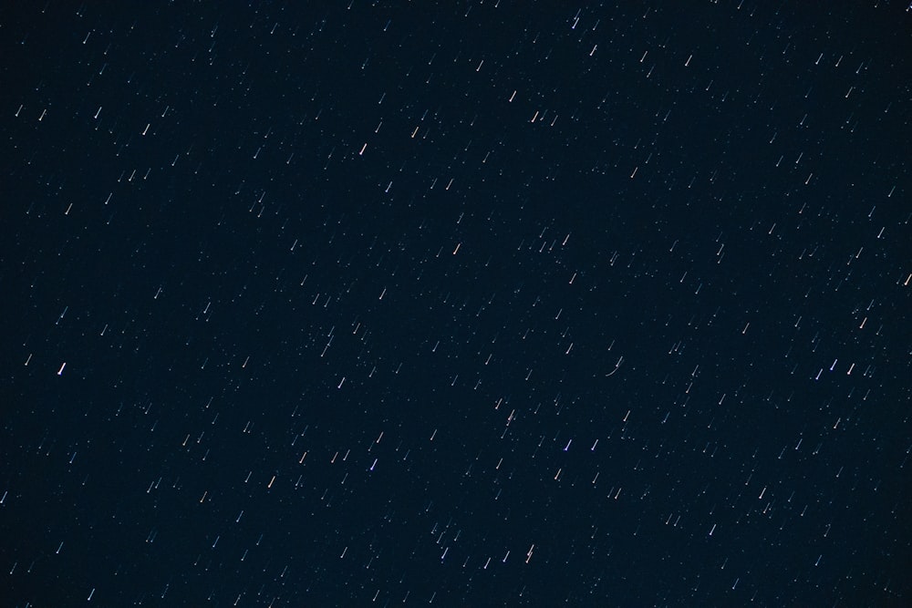 Un cielo nocturno con muchas estrellas