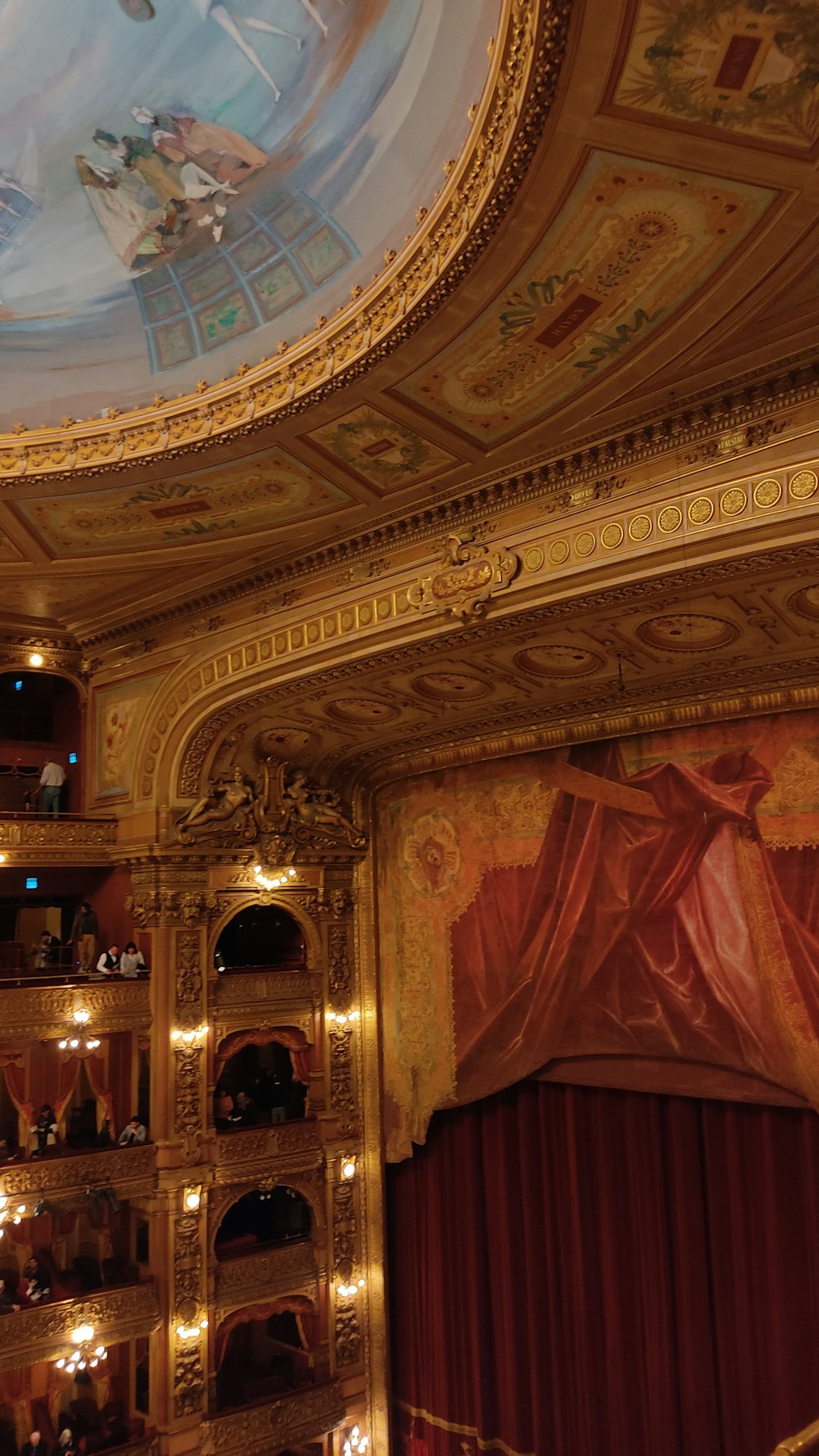 Una vista del escenario de un teatro con un techo pintado