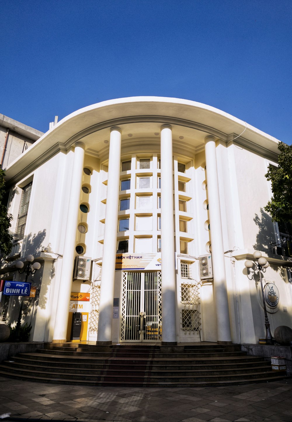 a large white building with a lot of columns