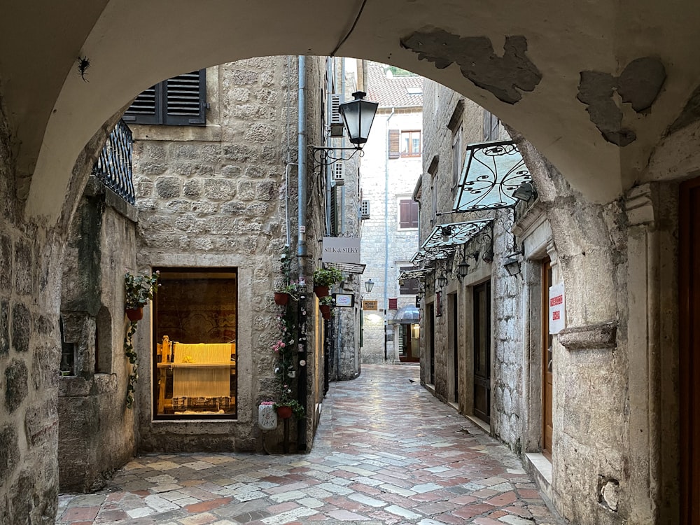 una calle empedrada con una puerta arqueada