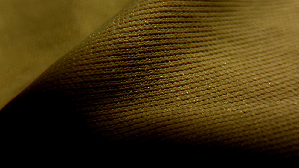 uma visão de perto de um tecido bronzeado