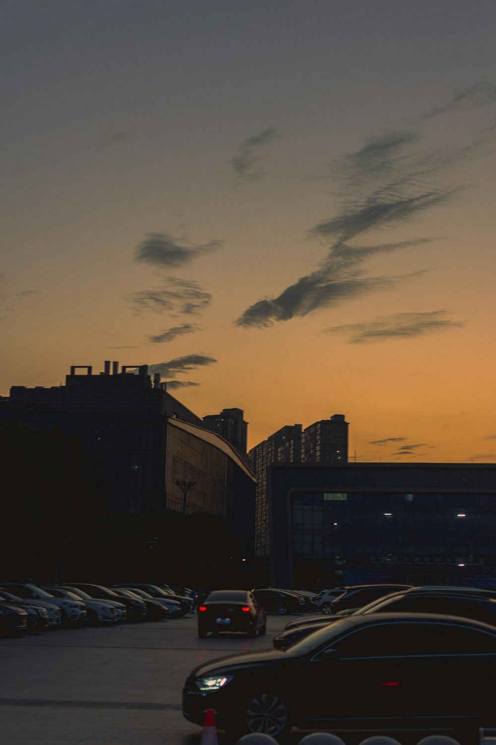 a parking lot filled with lots of parked cars