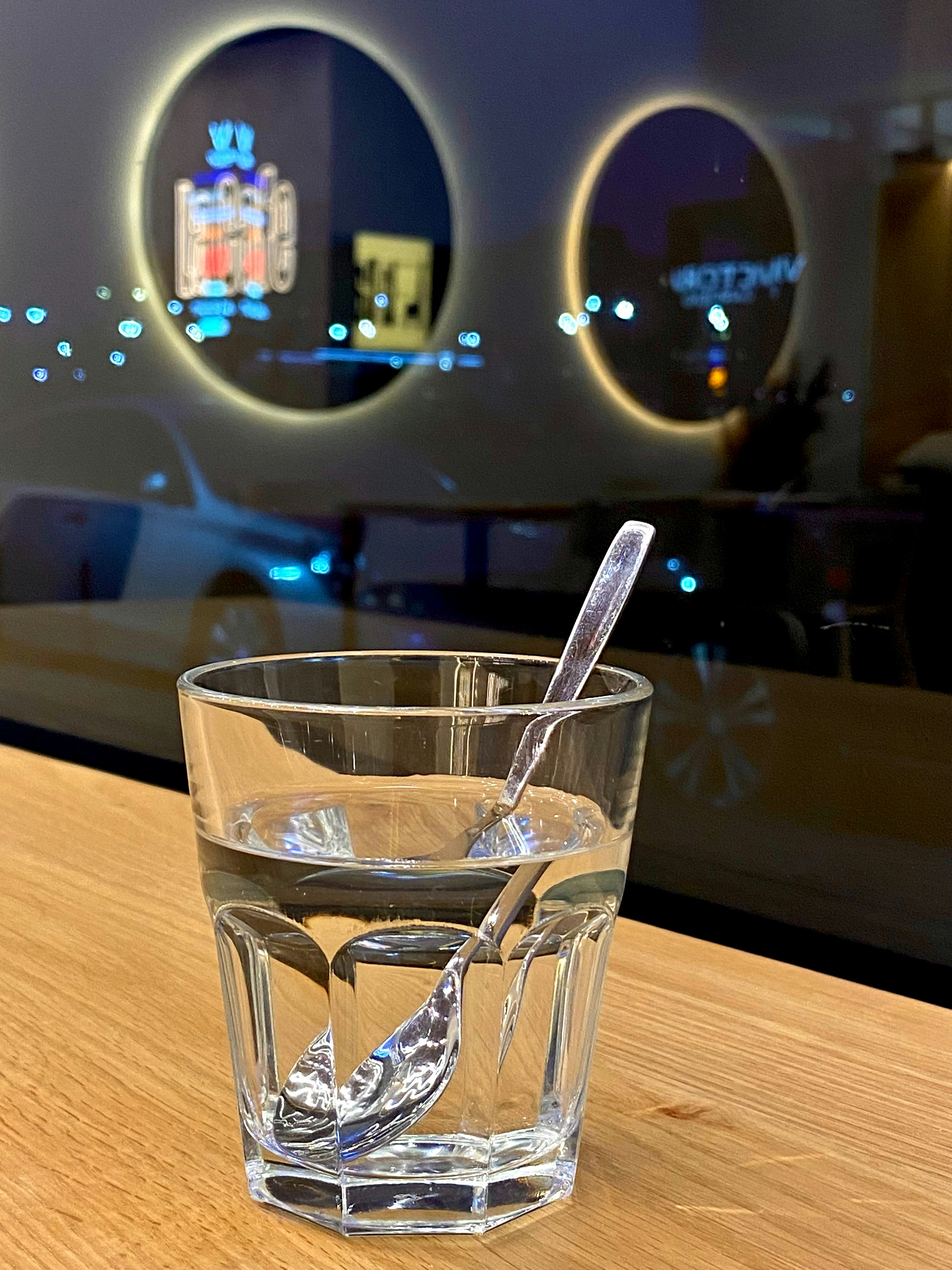 スプーンを入れたコップ一杯の水