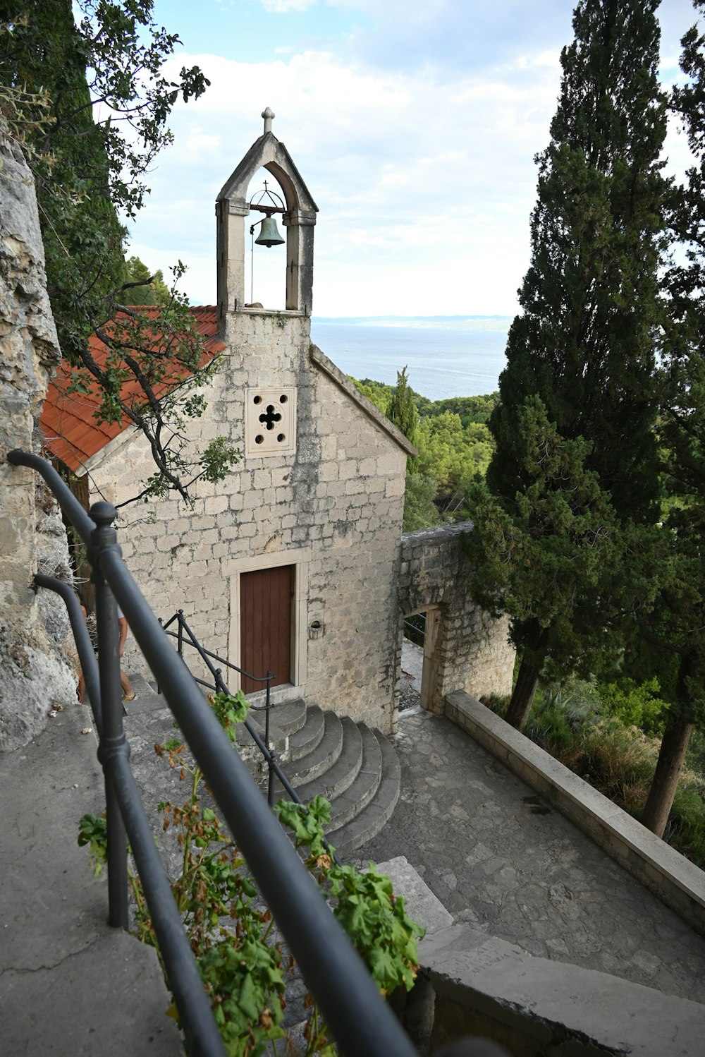 ein Steingebäude mit einem Glockenturm auf der Spitze