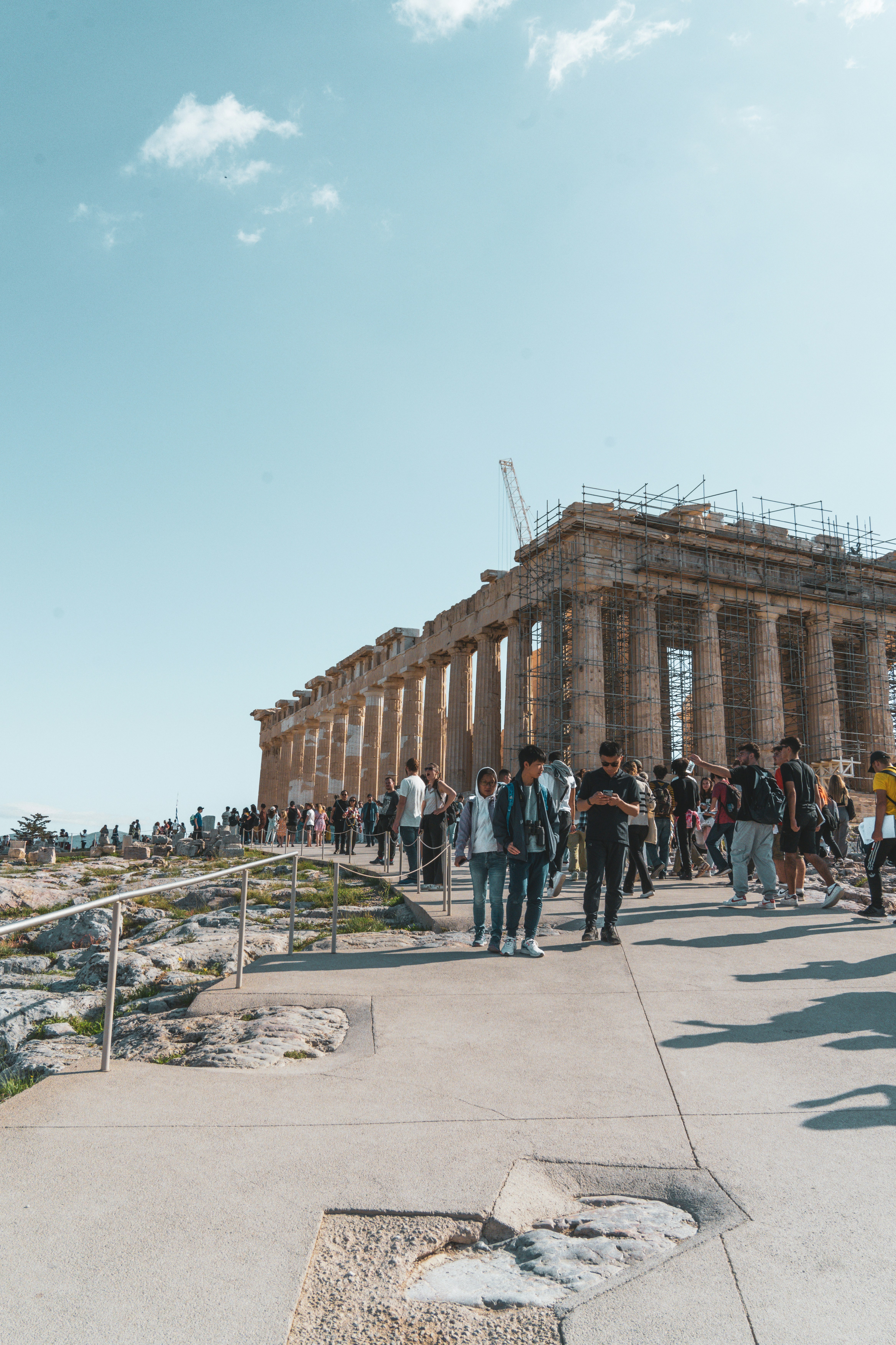 eine Gruppe von Menschen, die vor einem Gebäude stehen