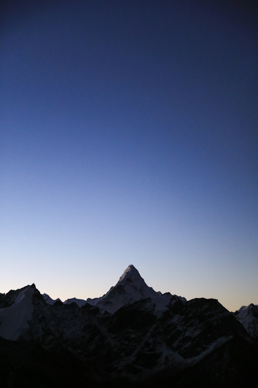 Blick auf den Gipfel eines Berges in der Abenddämmerung