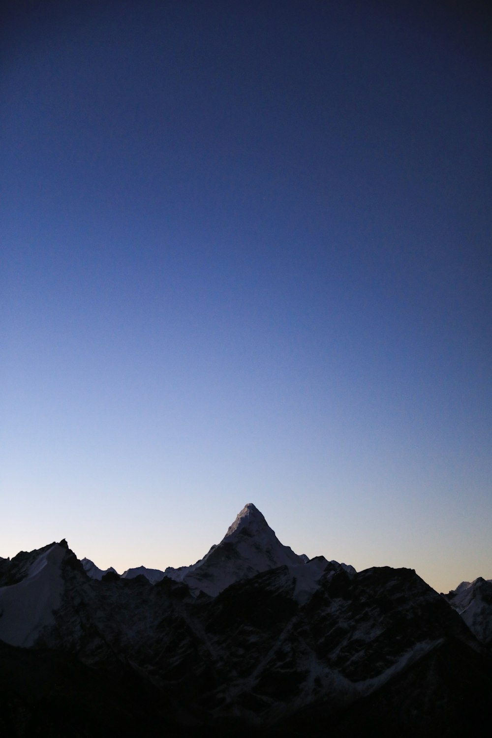 Una veduta della cima di una montagna al crepuscolo