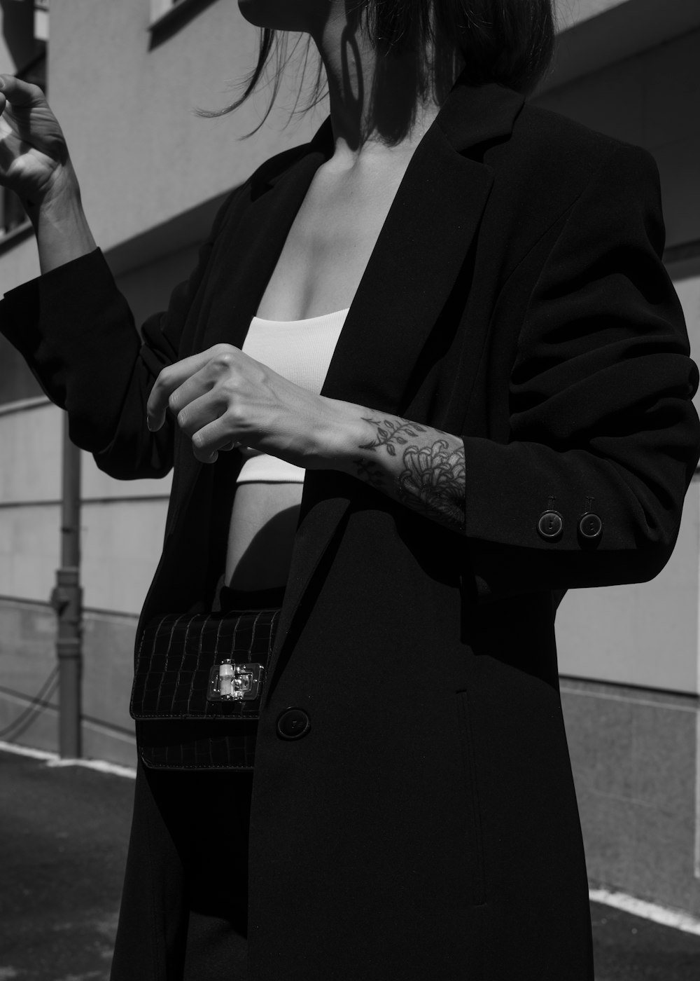 une femme en veste noire et chemise blanche