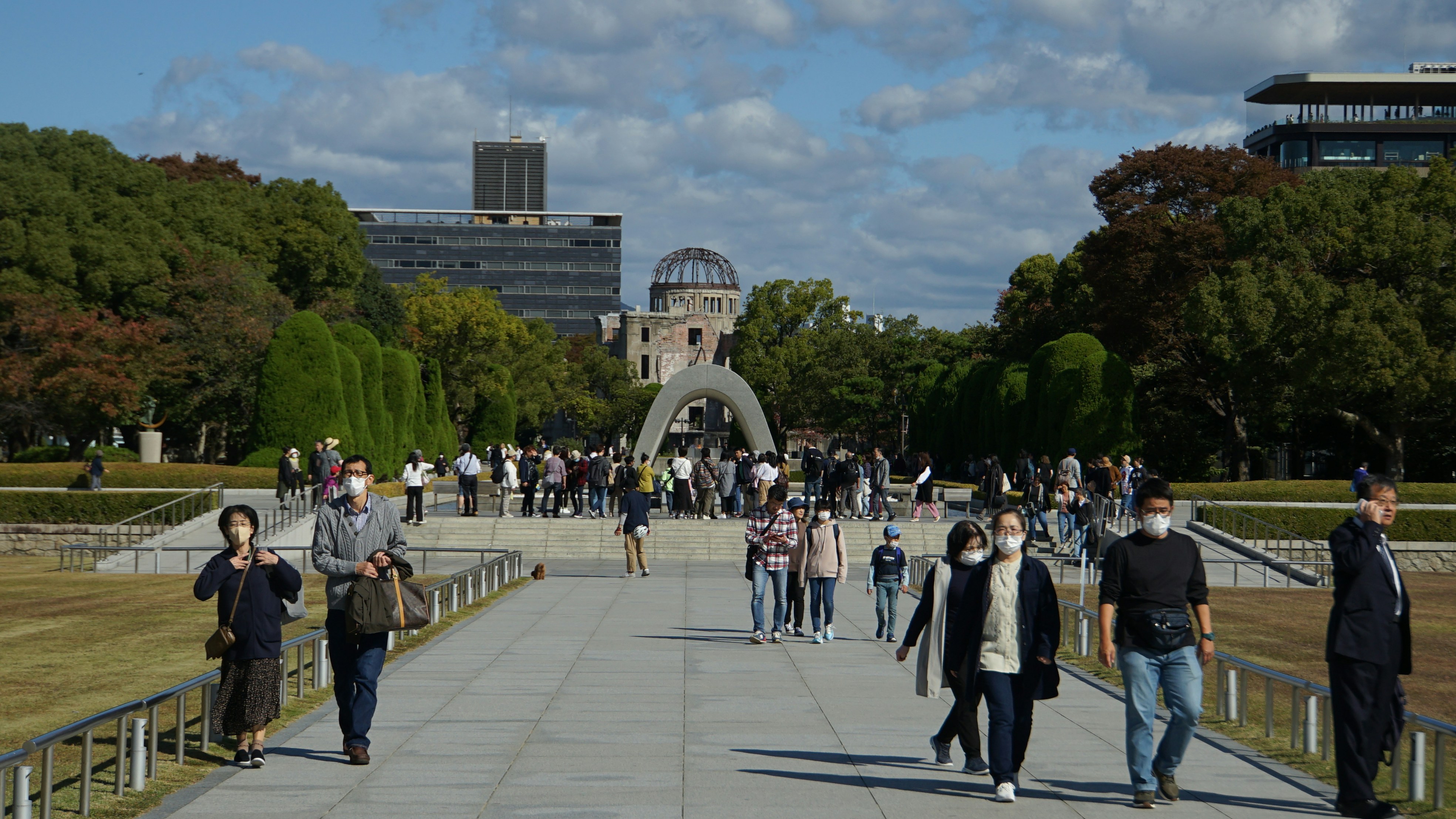 Un grupo de personas caminando por una pasarela en un parque