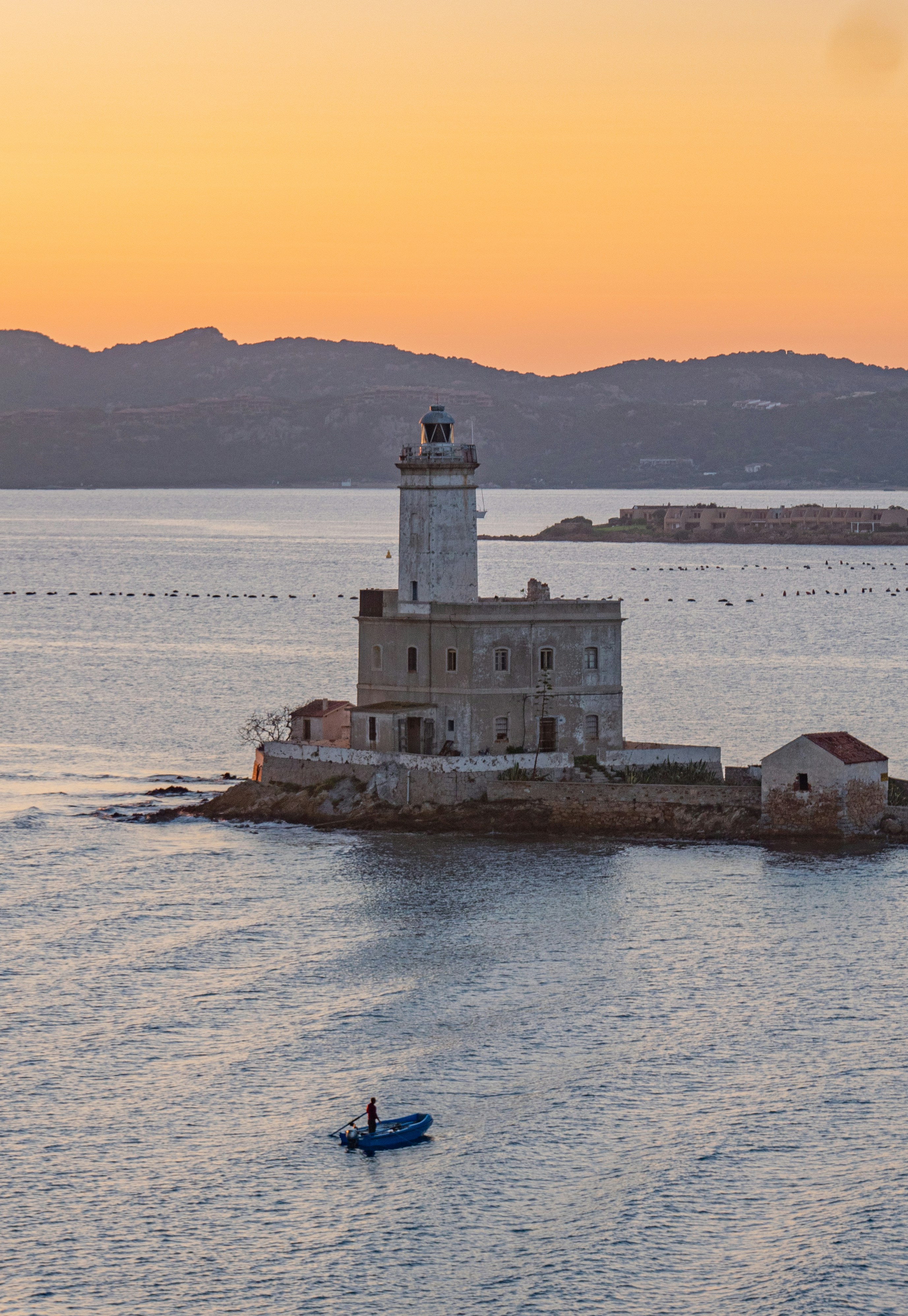eine Person in einem kleinen Boot auf einem Gewässer