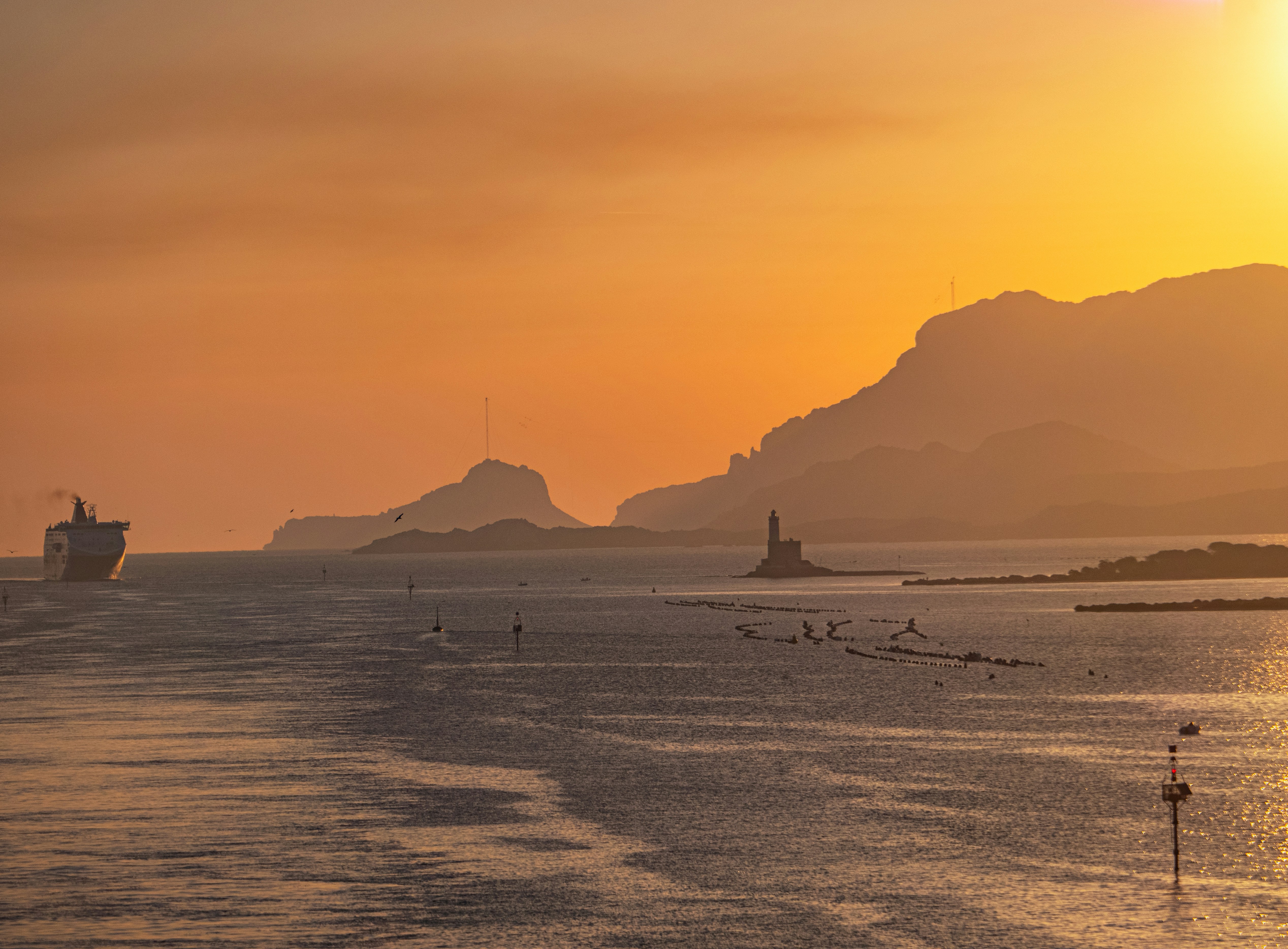 Die Sonne geht über einem Gewässer unter