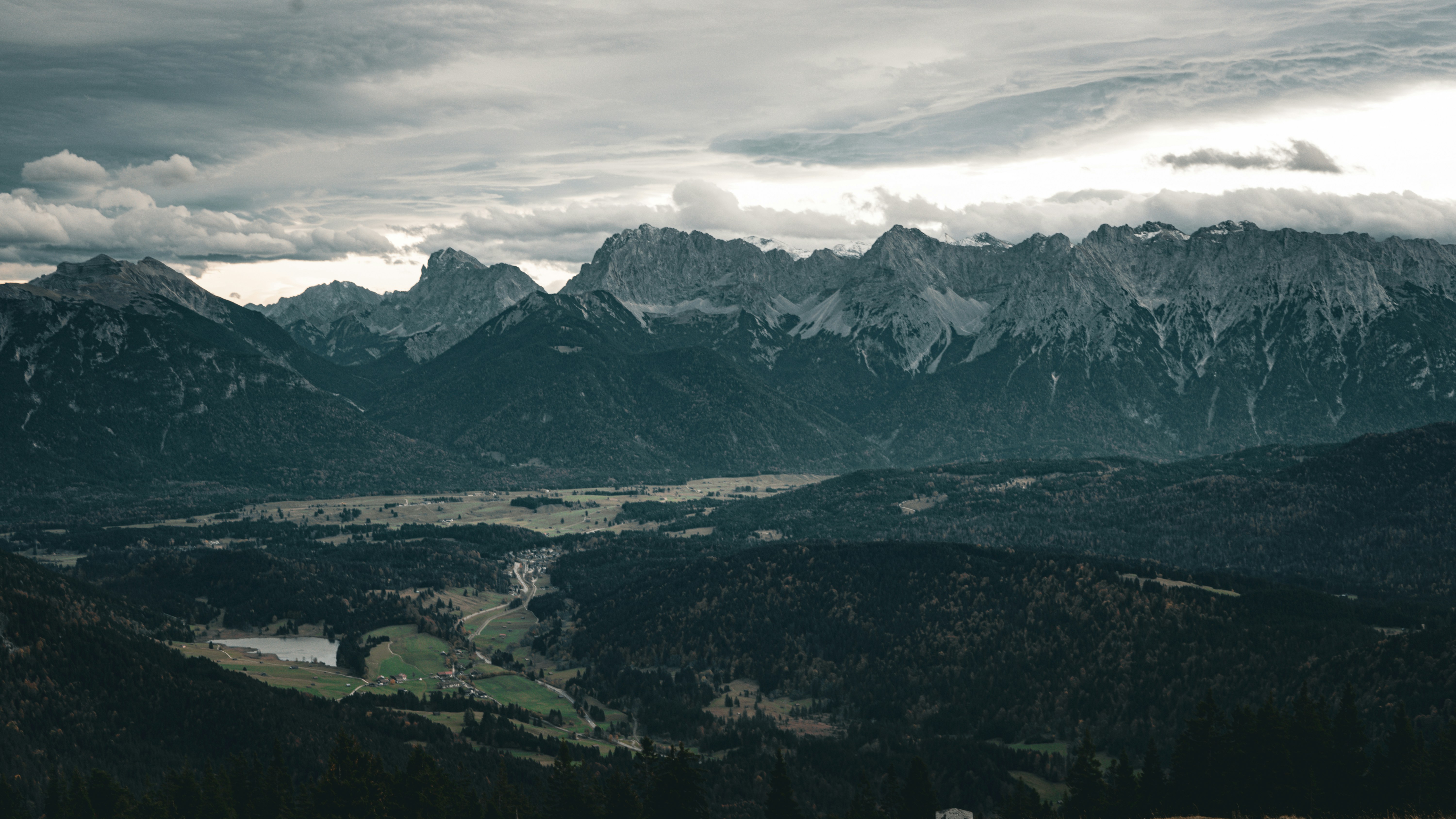 Photo by danielzermand