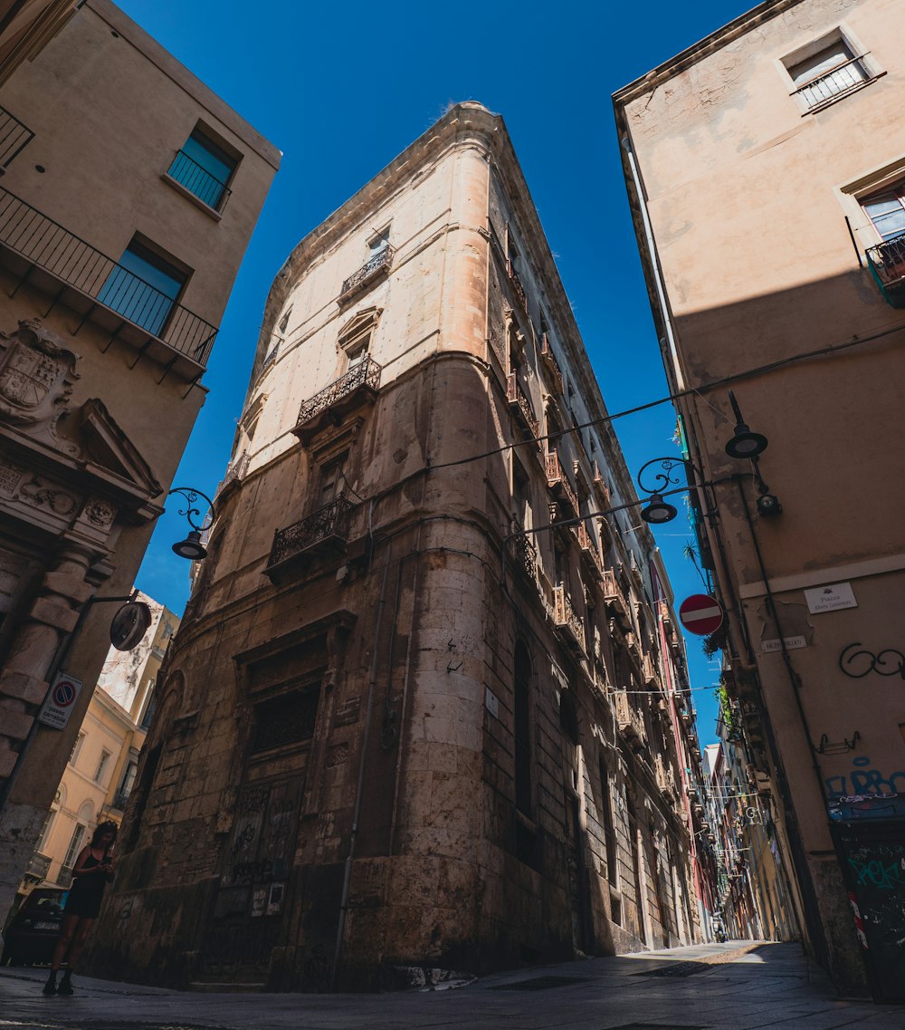 a tall building sitting between two other buildings