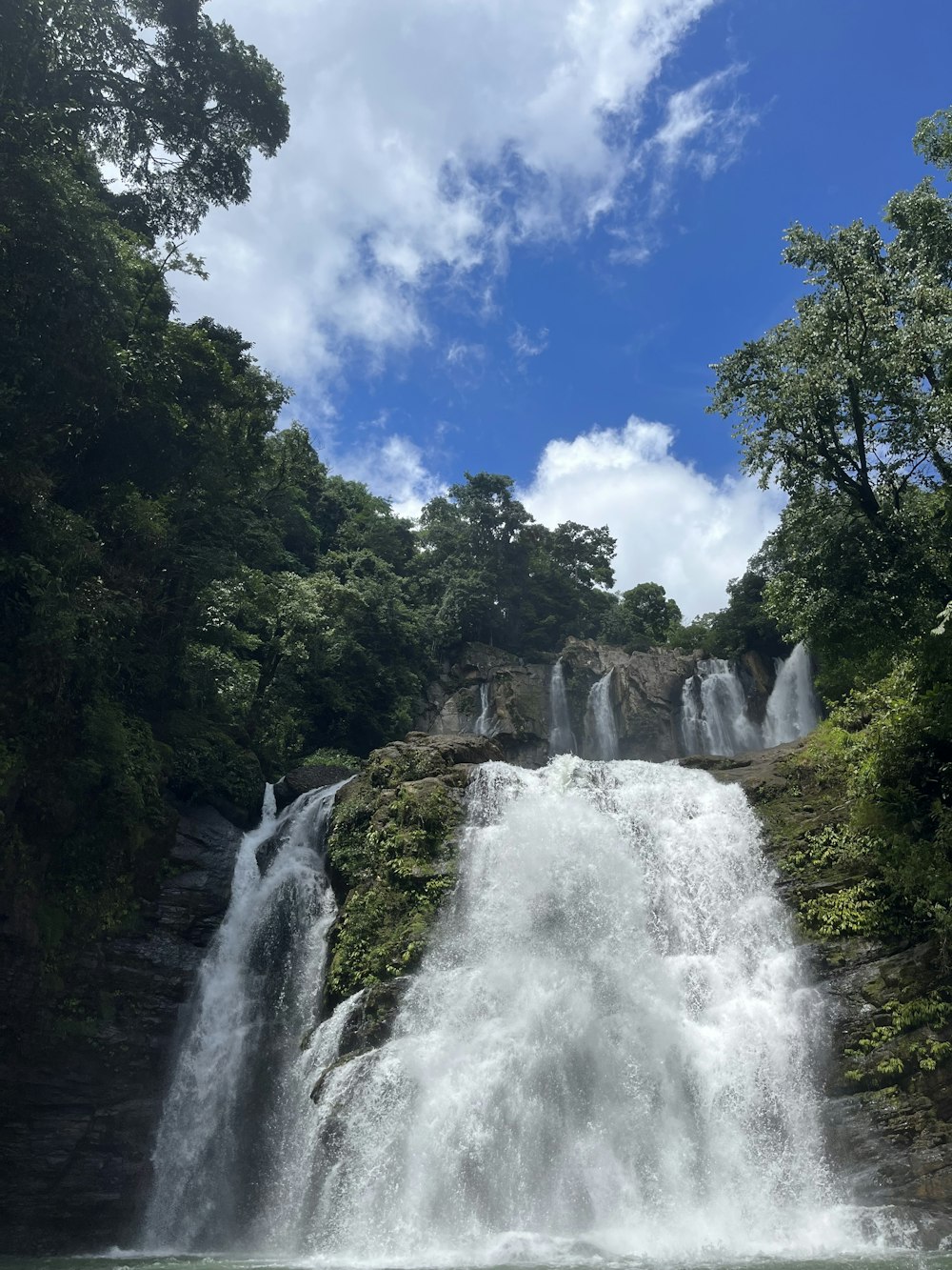 une grande cascade avec un bateau dans l’eau