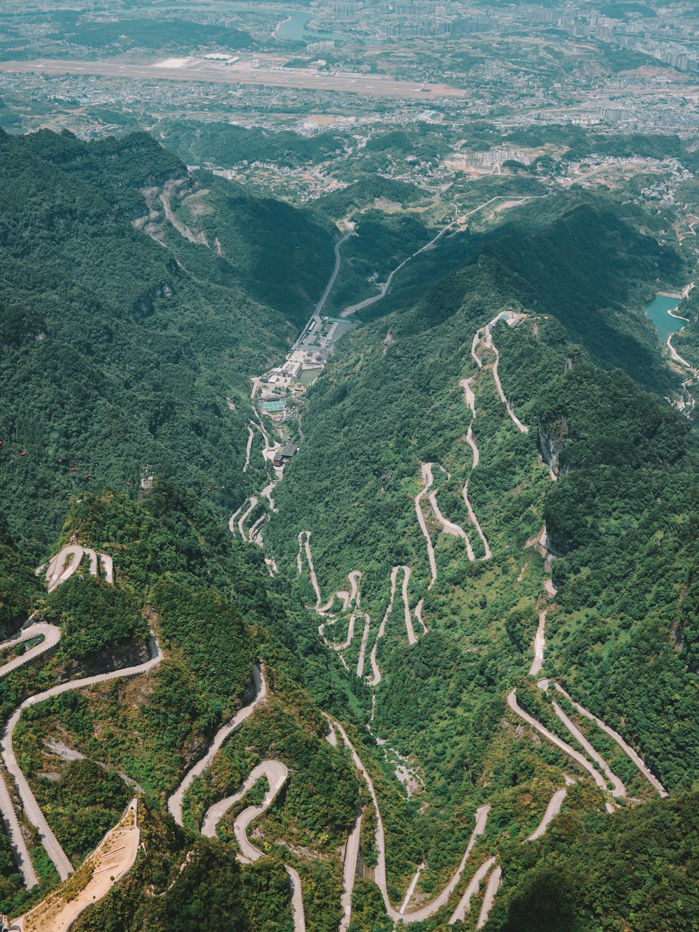 Una vista aérea de una sinuosa carretera de montaña