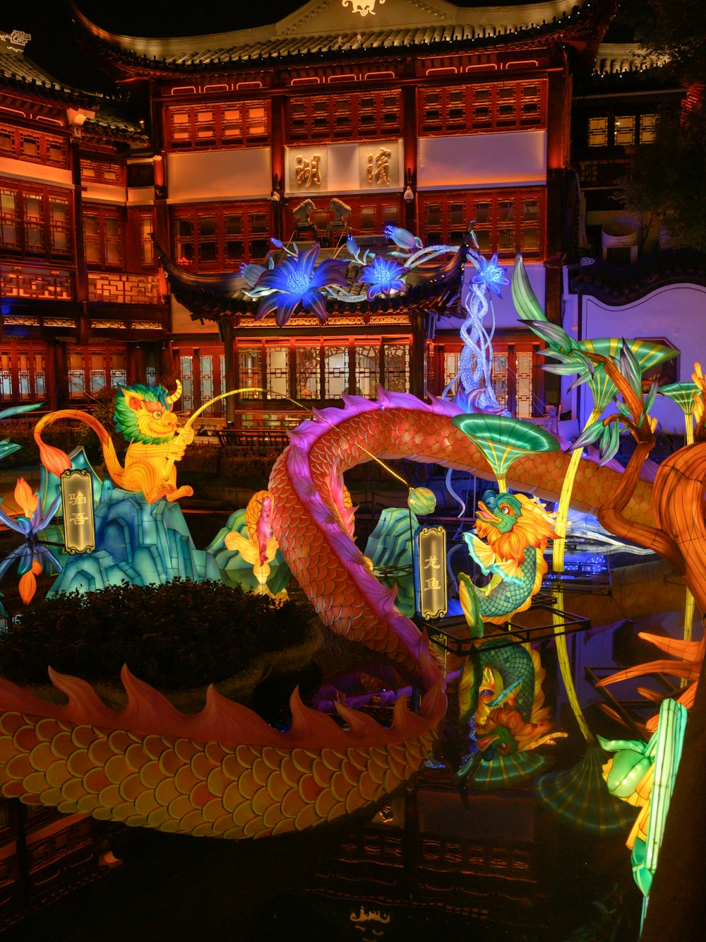 a dragon statue is lit up at night