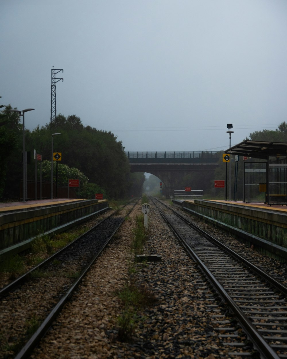 un binario ferroviario con un ponte sullo sfondo