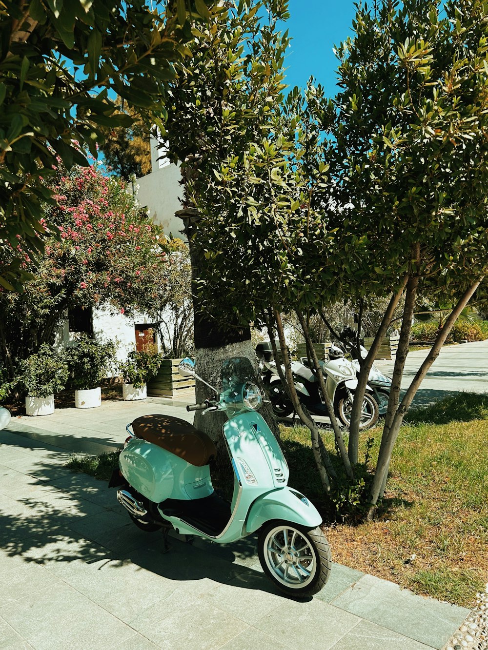 uno scooter parcheggiato sul ciglio della strada