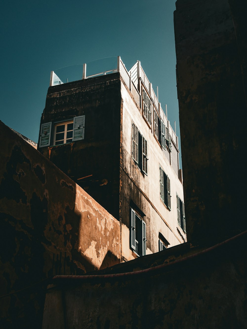 um edifício alto com um céu ao fundo