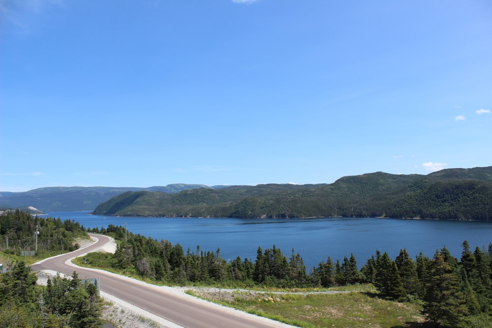 une vue panoramique d’une route et d’un lac