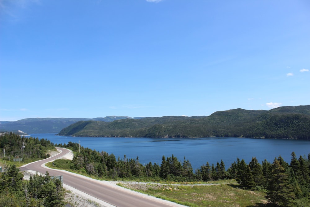 Ein malerischer Blick auf eine Straße und einen See