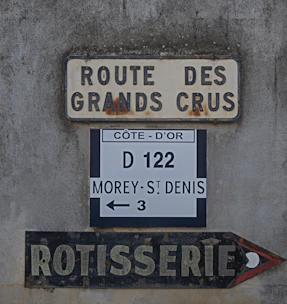 A map of Burgundy region highlighting popular wine routes and chateaux.