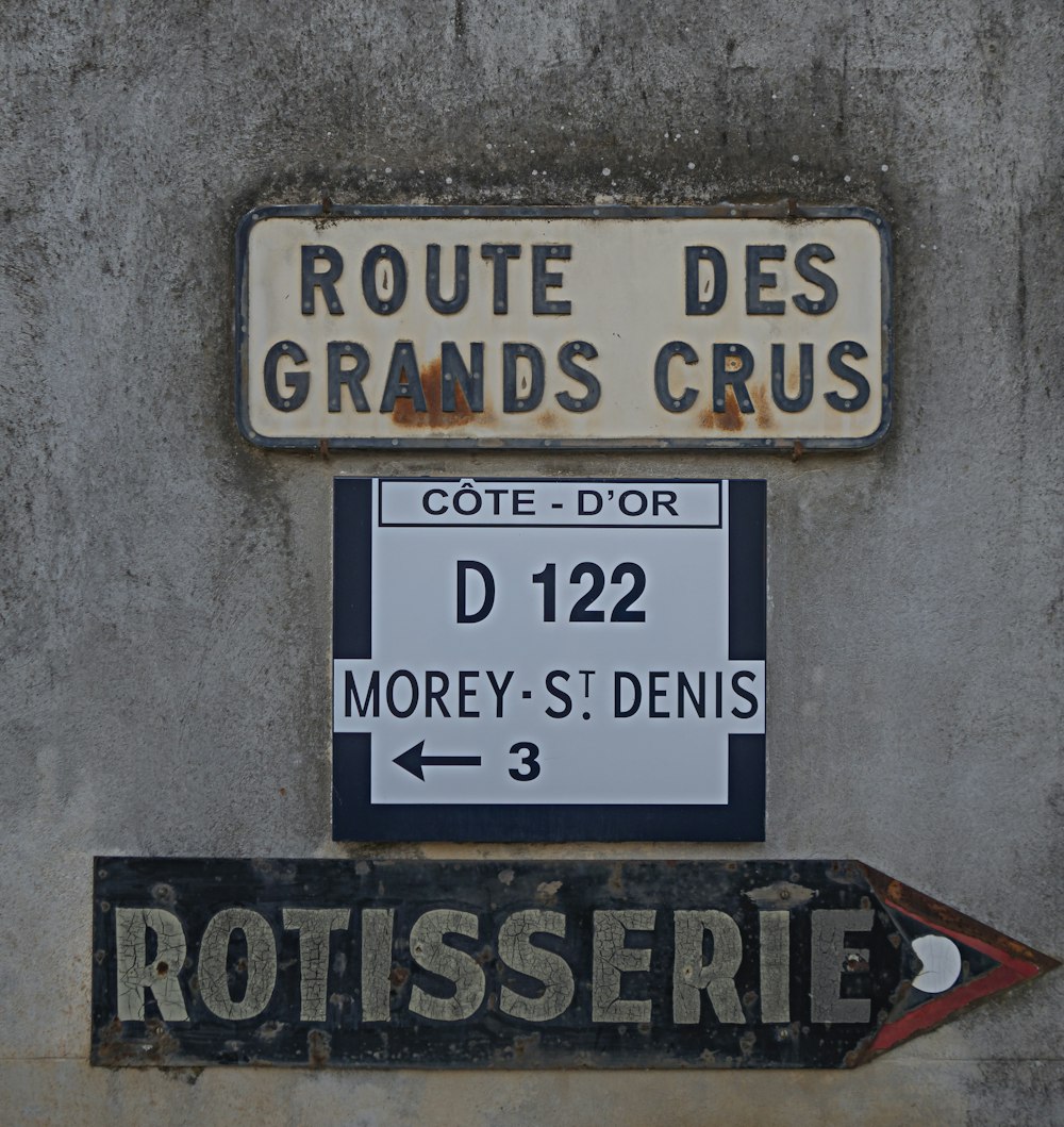 a street sign on the side of a building