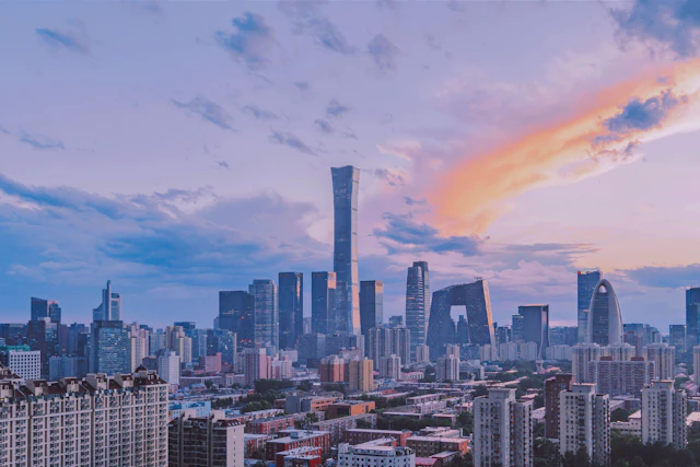 Skyline moderno de Pekín al atardecer