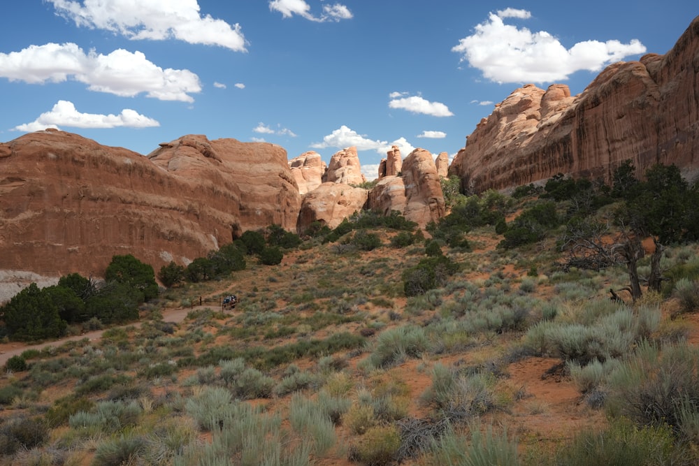 Una vista panoramica di una catena montuosa rocciosa
