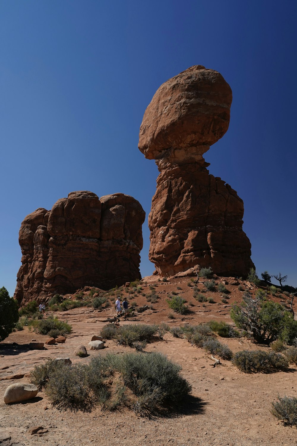 una grande formazione rocciosa nel mezzo di un deserto