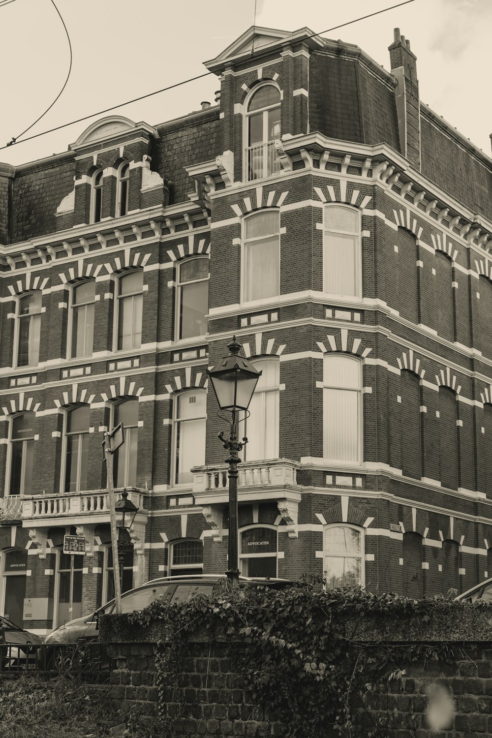 a black and white photo of a building