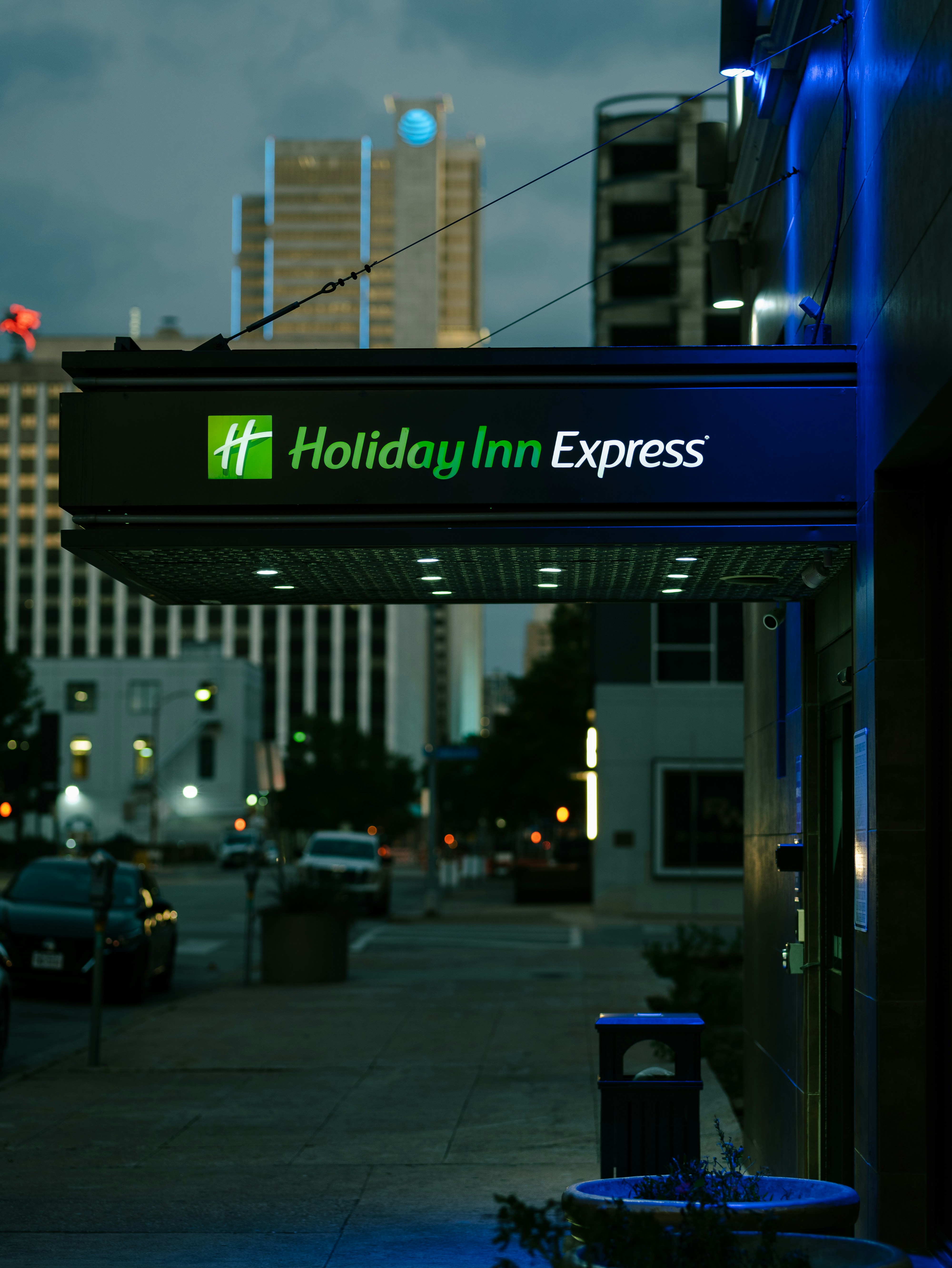 a holiday inn express sign on a city street