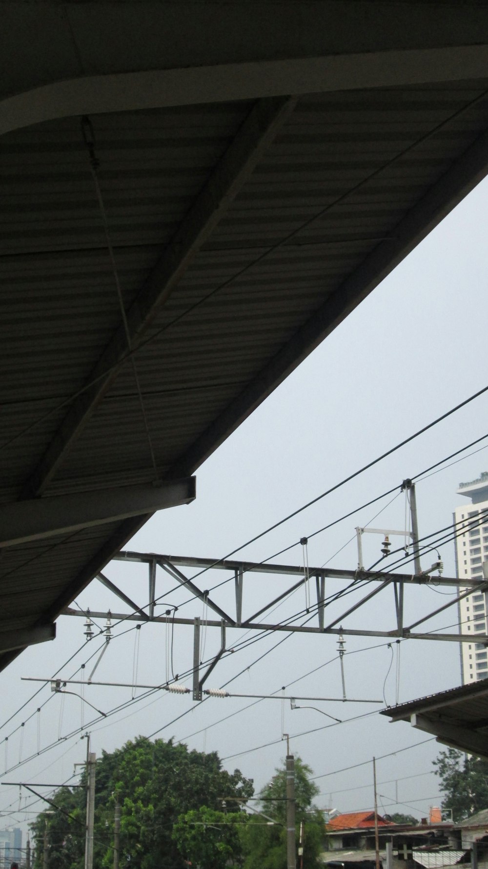 una estación de tren con un tren en las vías