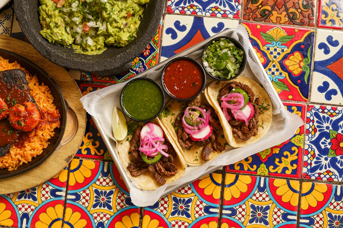 Tacos sobre azulejo de talavera (foto de muestra)