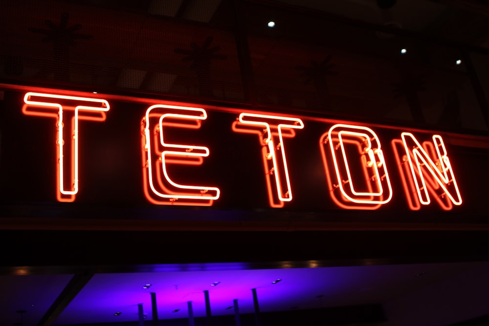 eine Leuchtreklame mit der Aufschrift "Teton"