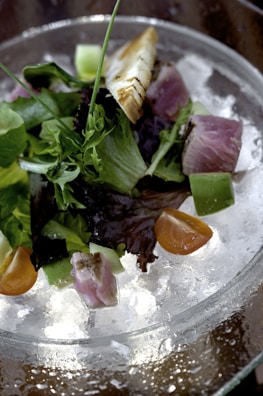 A vibrant salad topped with chunks of Simak tuna.