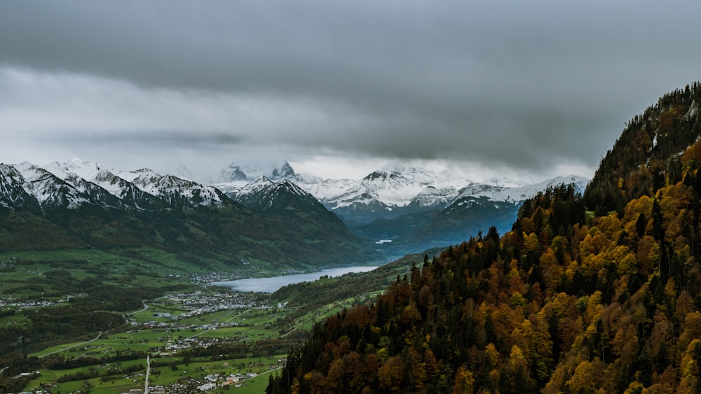 Una vista panoramica su una valle con le montagne sullo sfondo