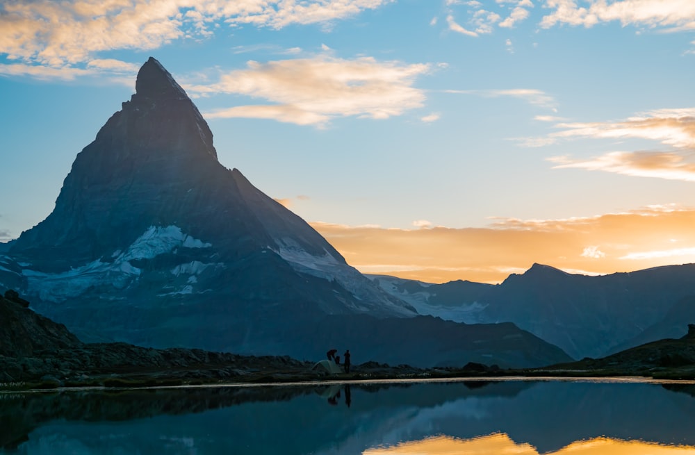 una montaña con un lago frente a ella