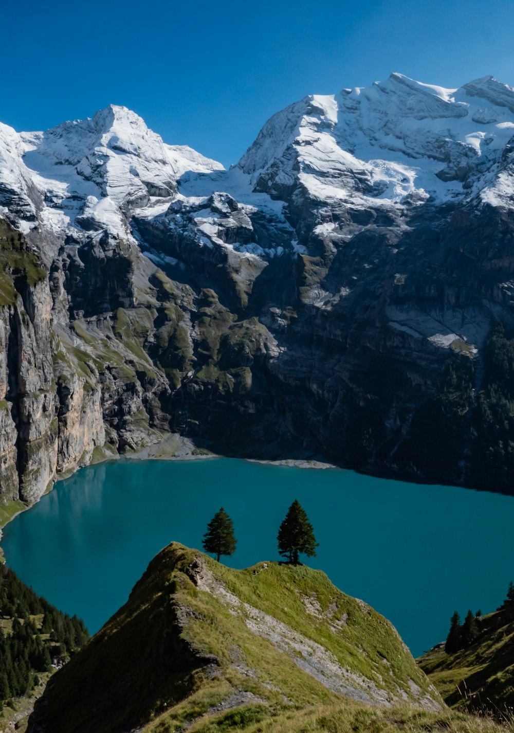 Una veduta di una catena montuosa con un lago in primo piano