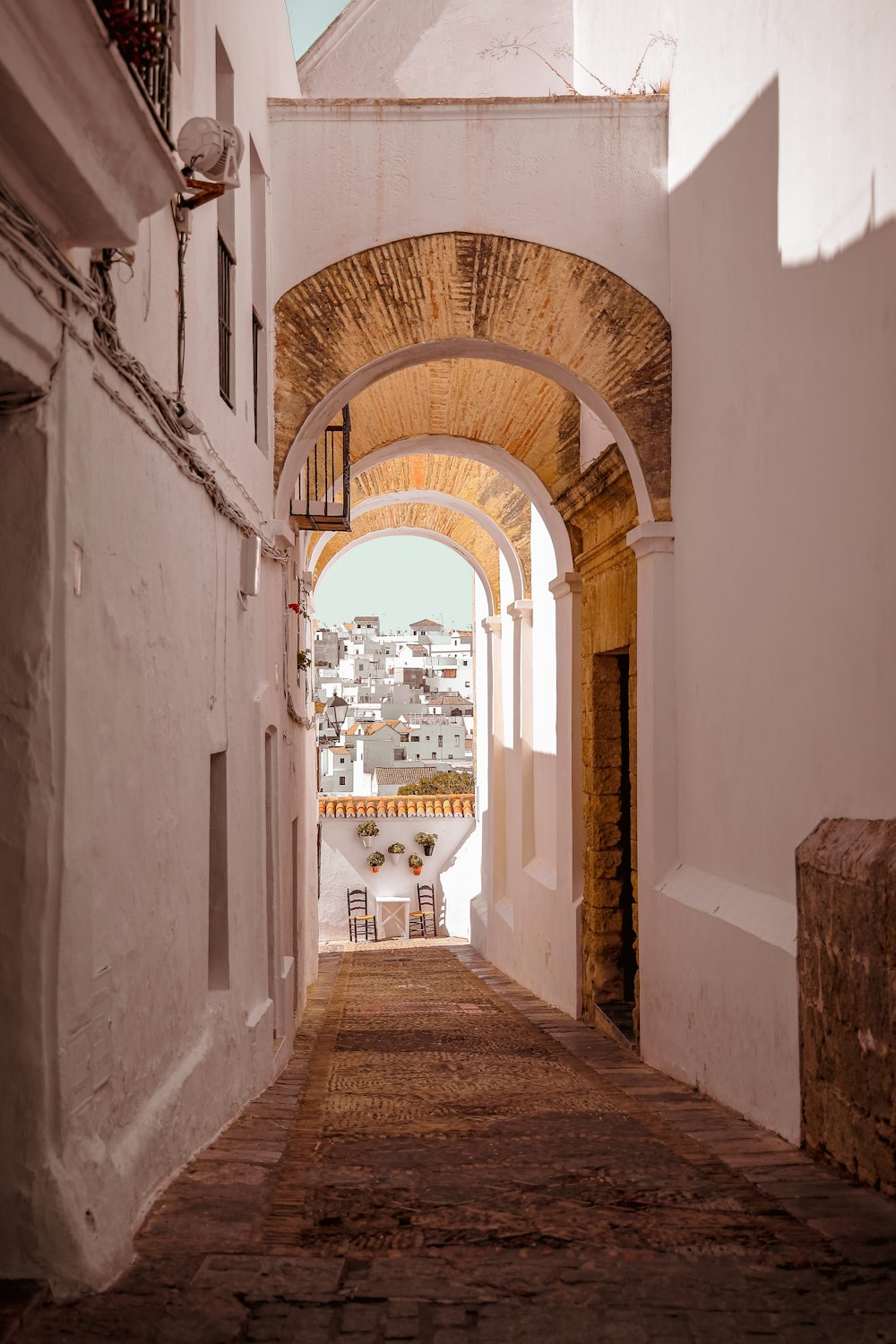 a narrow alley way with an arched doorway