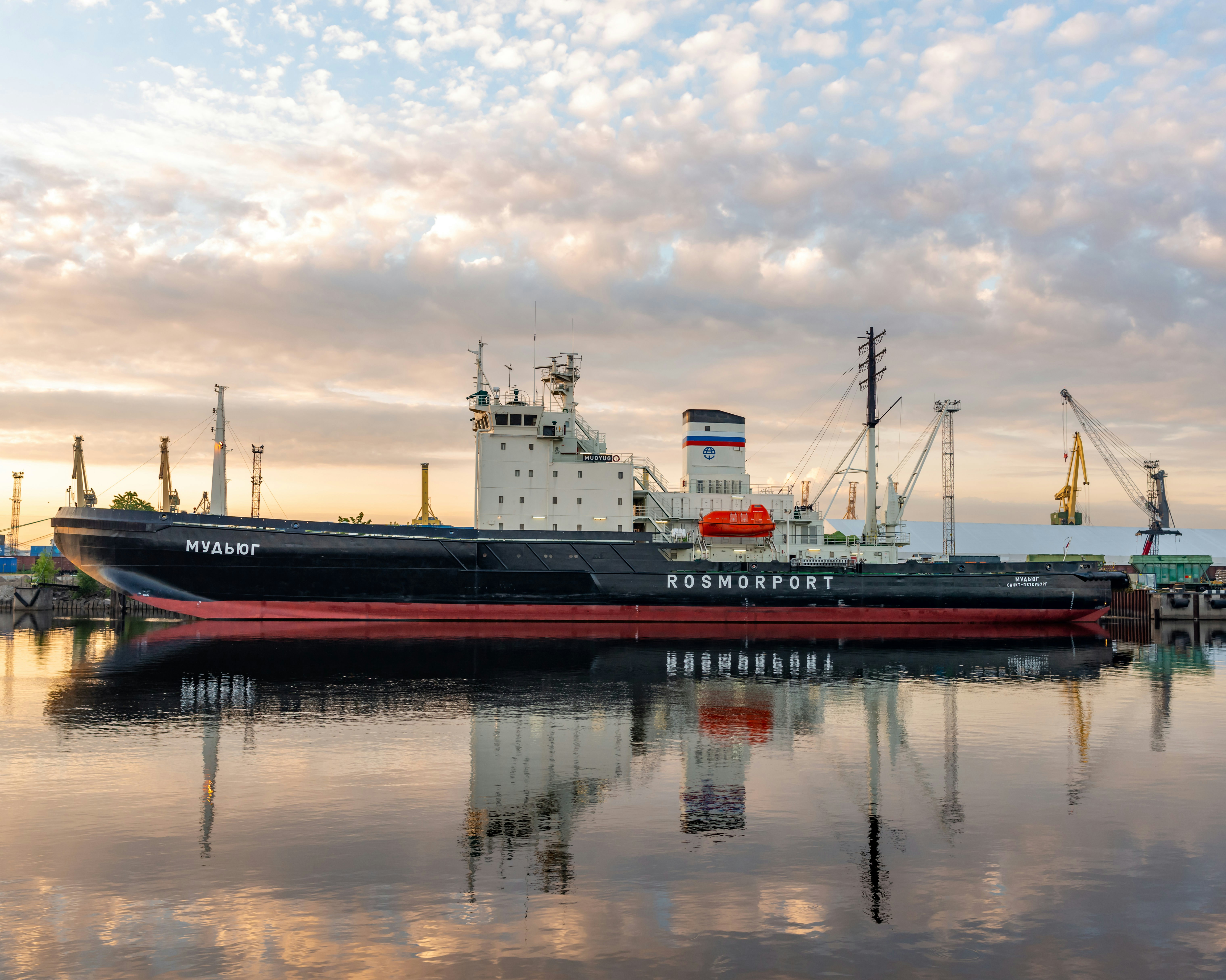 A large boat sitting in the middle of a body of water photo – Free Ship ...